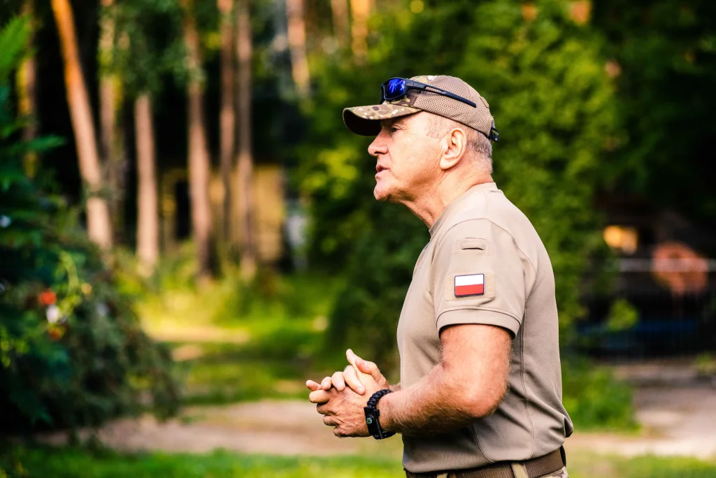 Płk Krzysztof Przepiórka, były operator JW GROM, podczas zajęć w terenie