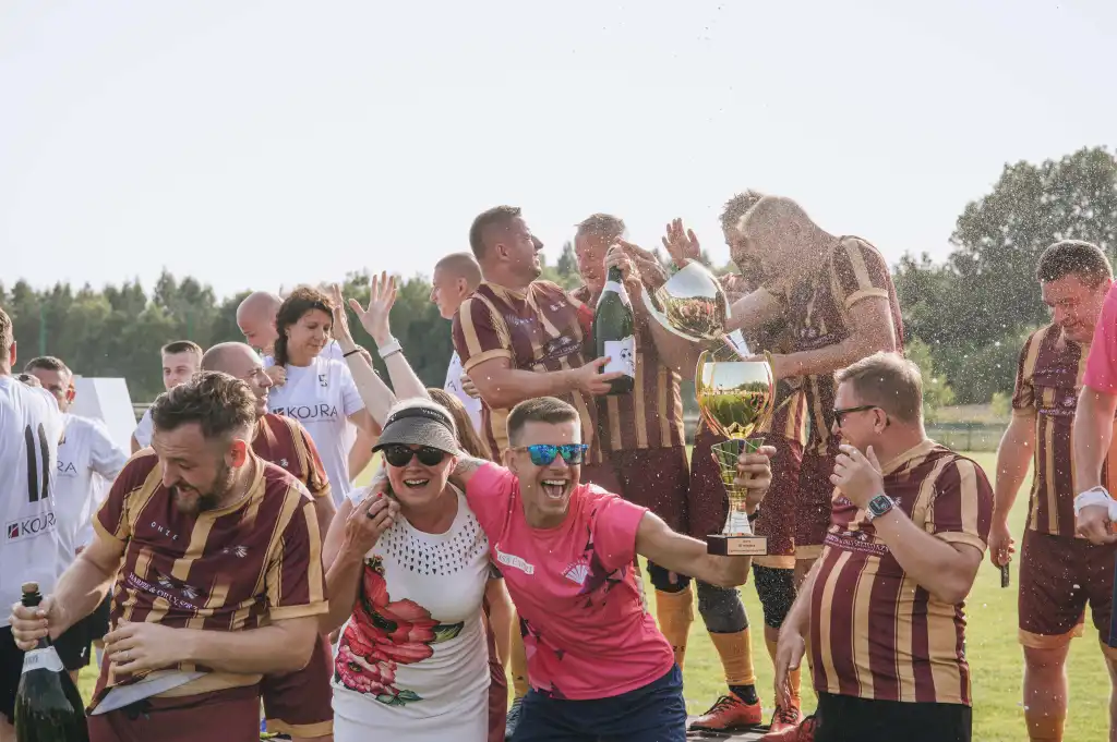 Event z serii Piąty Żywioł Ziemia z Jerzym Dudkiem, gdzie drużyna unosi zdobyty puchar i świętuje zwycięstwo w turnieju.