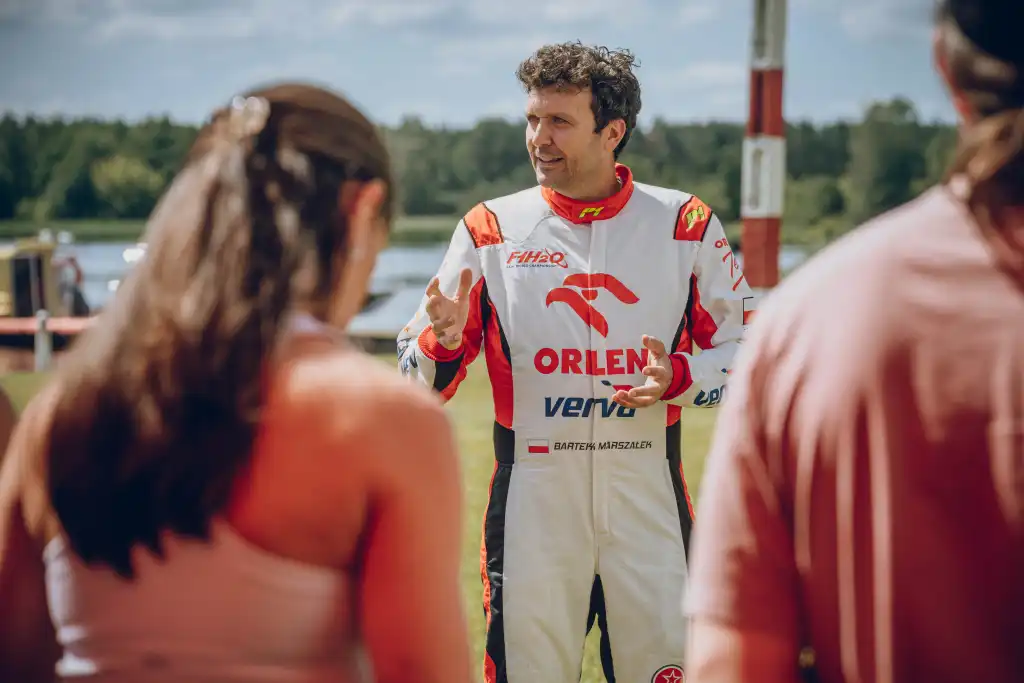 Event z serii Piąty Żywioł Woda z Bartkiem Marszałkiem omawiającym z uczestnikami szczegóły przebiegu motorowodnego wyścigu.