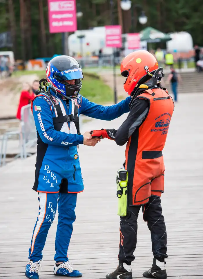 Event z serii Piąty Żywioł Woda, na którym uczestnicy w strojach wyścigowych przygotowują się do motywacyjnej przejażdżki.