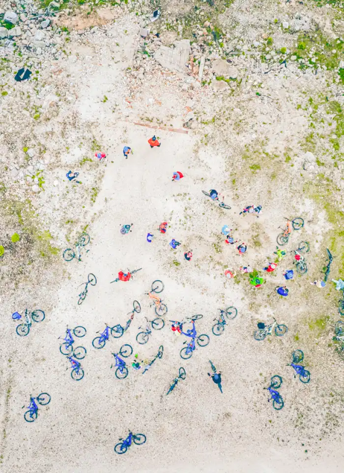 Event z serii Piąty Żywioł Ziemia, gdzie rowery uczestników są sfotografowane z lotu ptaka na tle leśnego terenu.