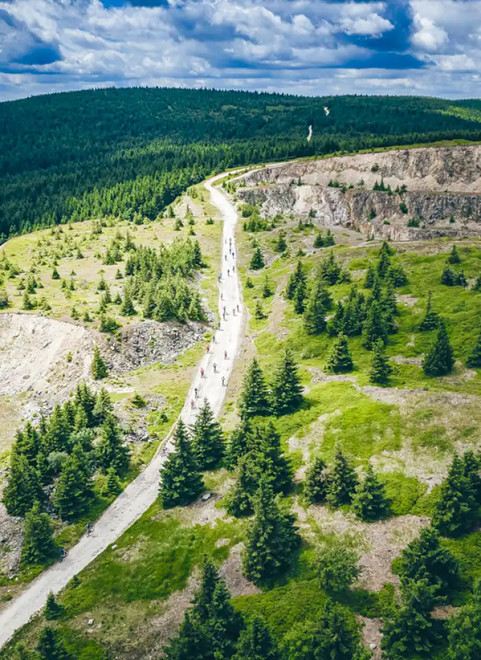 Event z serii Piąty Żywioł Ziemia, ukazujący panoramę górskiej doliny widzianą z wysokiej skalnej półki.