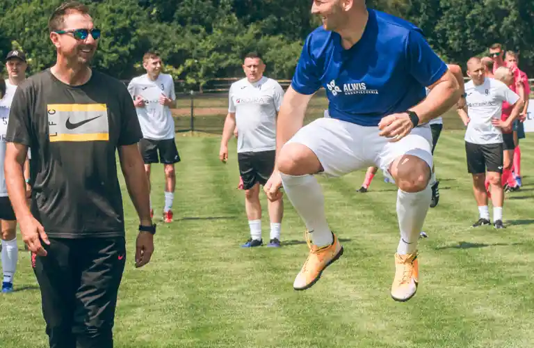 Event z serii Piąty Żywioł Ziemia z Jerzym Dudkiem prowadzącym intensywną rozgrzewkę zawodników przed rozpoczęciem meczu.