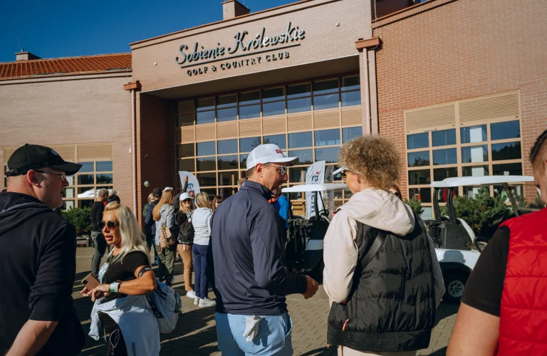 Event z serii Piąty Żywioł Ziemia, gdzie uczestnicy wchodzą do budynku klubowego przez szklane drzwi, rozpoczynając część turniejową.