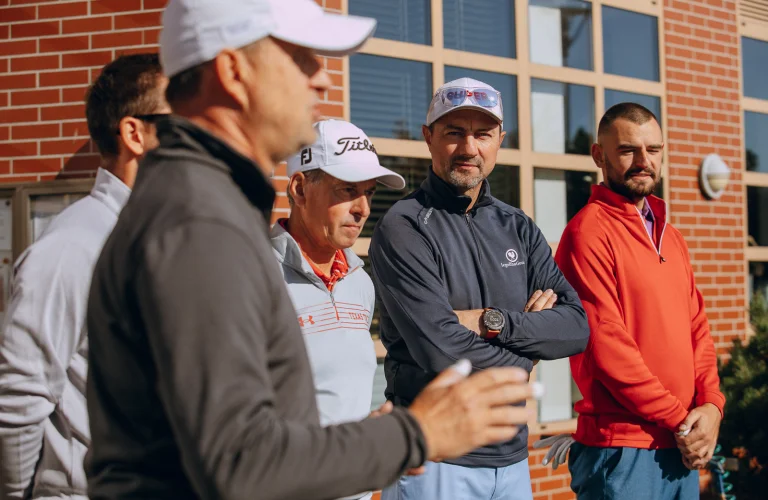Event z serii Piąty Żywioł Ziemia z organizatorami i Jerzym Dudkiem przemawiającymi do uczestników przed klubem golfowym.