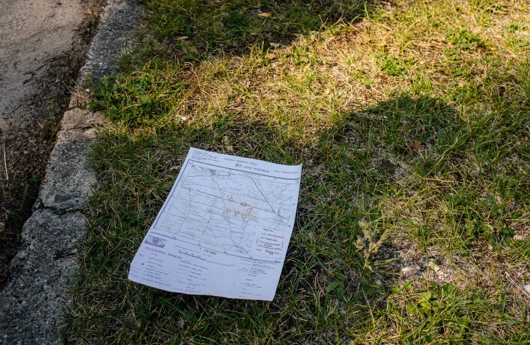 Kartka z rozpisanym planem zajęć leżąca na trawie.