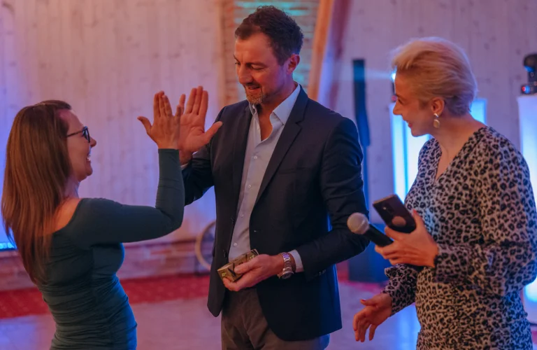 Event z serii Piąty Żywioł Ziemia z Jerzym Dudkiem przybijającym piątkę i wręczającym statuetkę uczestniczce gali finałowej.