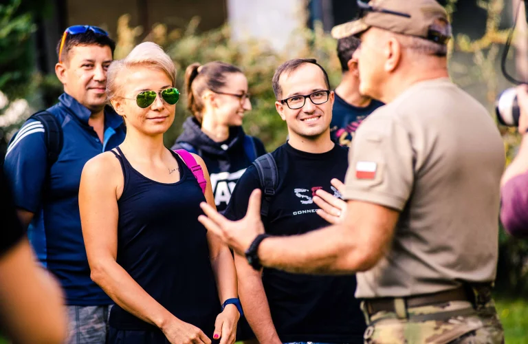 Krzysztof Przepiórka przemawia do uśmiechniętych uczestników.