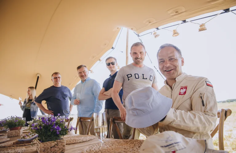 Uczestnicy robią wspólne zdjęcie z Sebastianem Kawą w namiocie eventowym po zakończonej części motywacyjnej.