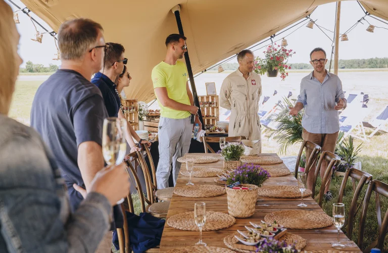 Uczestnicy robią wspólne zdjęcie z Sebastianem Kawą w namiocie eventowym po zakończonej części motywacyjnej.