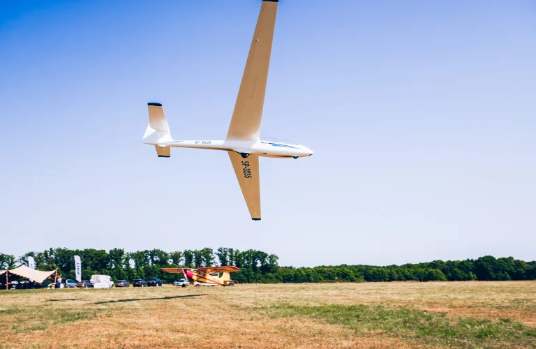 Event z serii Piąty Żywioł Powietrze prezentujący szybowiec zbliżający się do lądowania podczas części pokazowej.