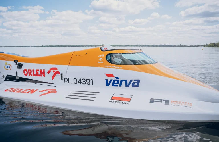 Zbliżenie na bolid F1H2O unoszący się na wodzie, uchwycone podczas technicznej części pokazu.