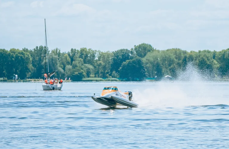 Event z serii Piąty Żywioł Woda z Bartkiem Marszałkiem, prezentujący łódź F1H2O pędzącą z dużą prędkością po powierzchni jeziora.