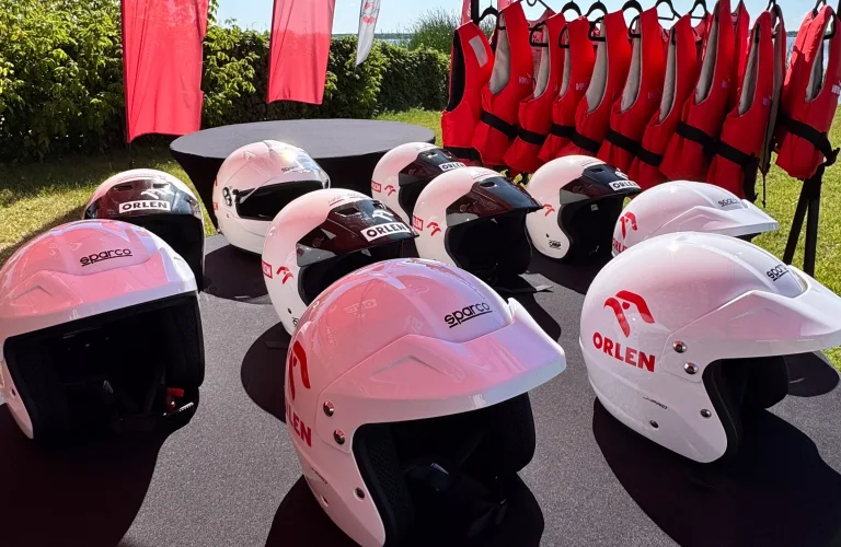 Event z serii Piąty Żywioł Woda, przedstawiający kaski i kamizelki asekuracyjne odłożone w strefie przygotowań.