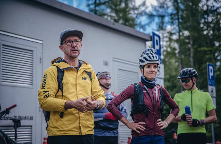 Event z serii Piąty Żywioł Ziemia z Mają Włoszczowską udzielającą wskazówek uczestnikowi podczas treningowej części trasy.