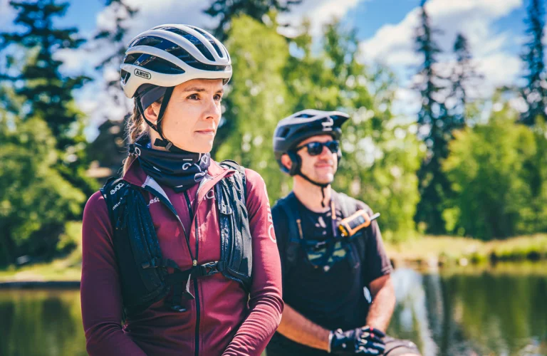 Event z serii Piąty Żywioł Ziemia z Mają Włoszczowską pozującą do zdjęcia na tle górskiego jeziora.