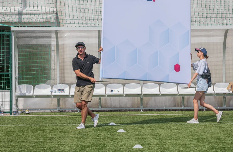 Organizatorzy przygotowują tablicę wyników, nanosząc rezultaty meczów i dopinając logistykę przebiegu turnieju.