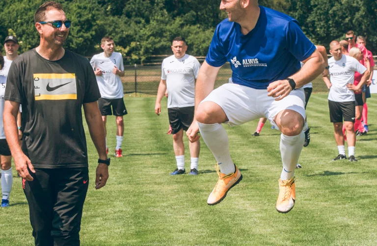 Event z serii Piąty Żywioł Ziemia z Jerzym Dudkiem prowadzącym intensywną rozgrzewkę zawodników przed rozpoczęciem meczu.