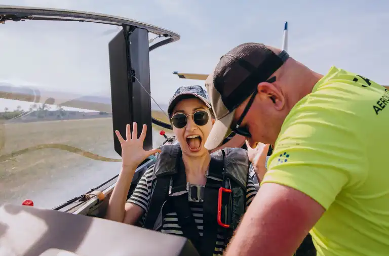 Pozytywne emocje uczestnika siedzącego w szybowcu po locie z Sebastianem Kawą, uchwycone tuż po lądowaniu.
