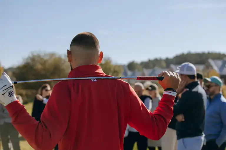 Event z serii Piąty Żywioł Ziemia, gdzie uczestnicy pozują ramię w ramię do wspólnego zdjęcia pamiątkowego.
