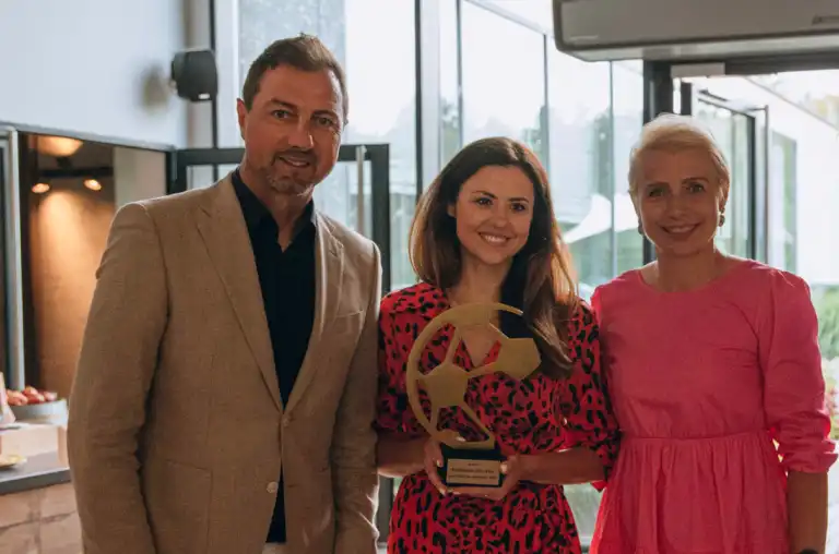 Event z serii Piąty Żywioł Ziemia, na którym Jerzy Dudek wręcza puchar najlepszej zawodniczce turnieju firmowego.