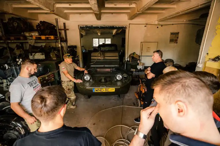 Uczestnicy podczas zajęć teoretycznych w sali wykładowej.