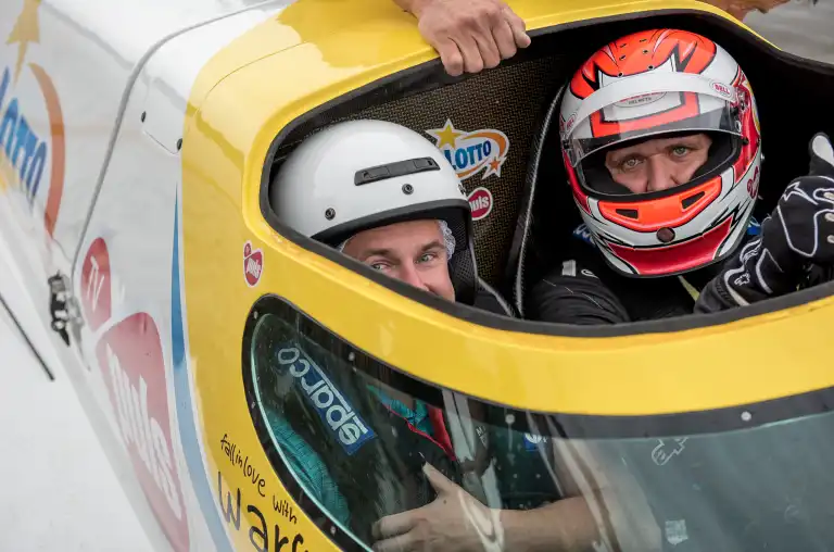 Event z serii Piąty Żywioł Woda z Bartkiem Marszałkiem siedzącym w kokpicie łodzi wraz z uczestnikiem, gotowym do startu.