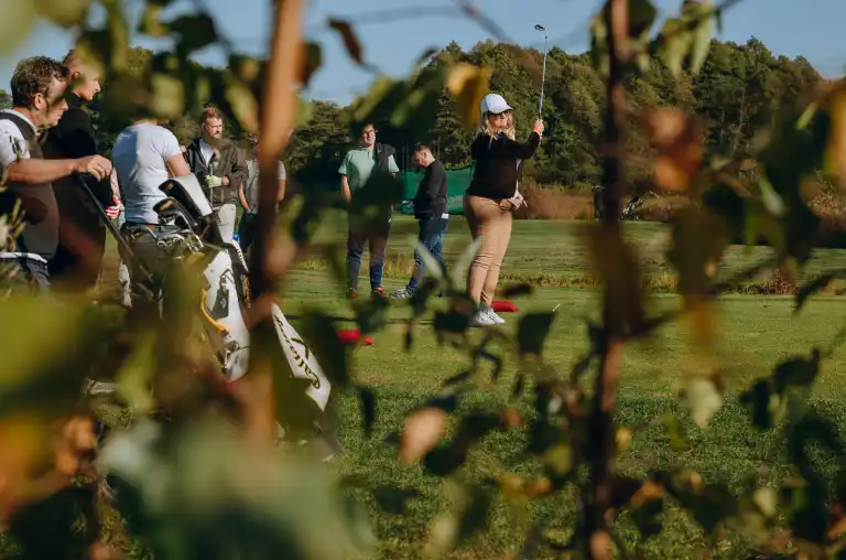 Event z serii Piąty Żywioł Ziemia, gdzie uczestnicy obserwują zawodnika przygotowującego się do uderzenia na greenie.