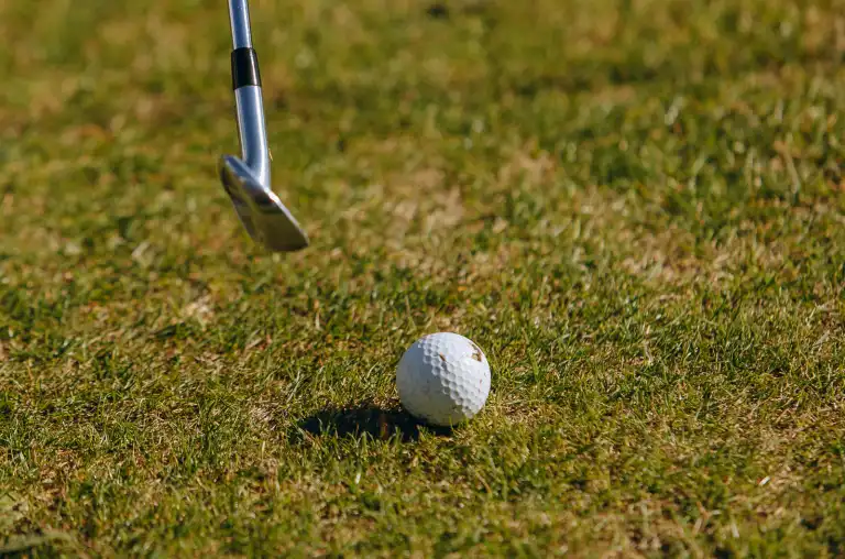 Event z serii Piąty Żywioł Ziemia, przedstawiający kij golfowy ustawiany przy piłce przed wykonaniem technicznego uderzenia.