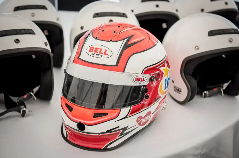 Zbliżenie na kaski uczestników eventu, przygotowanych do wejścia do łodzi wyścigowej F1H2O.