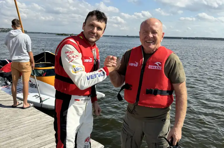 Bartek Marszałek przybija piątkę uczestnikowi eventu, celebrując zakończony przejazd wodny.