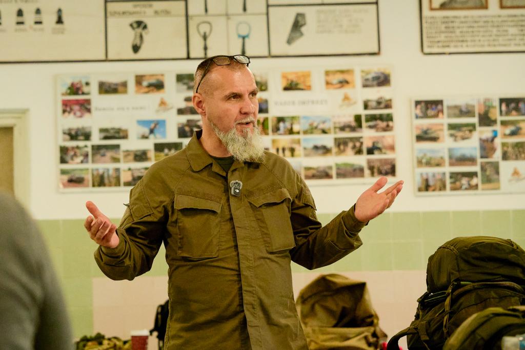 Grzegorz Cieślak, ekspert prewencji antyterrorystycznej, podczas szkolenia