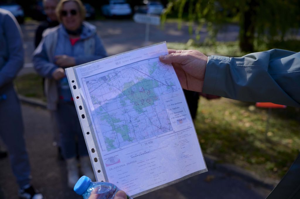 Uczestnik szkolenia trzyma mapę terenu w foliowej koszulce