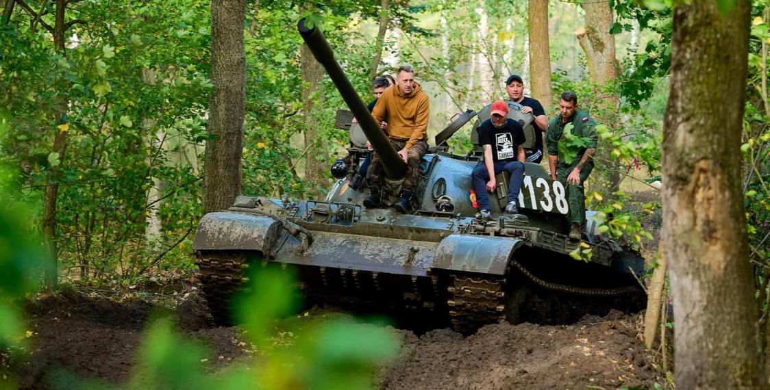 Uczestnicy eventu Piątego Żywiołu z płk. Przepiórką na czołgu na poligonie