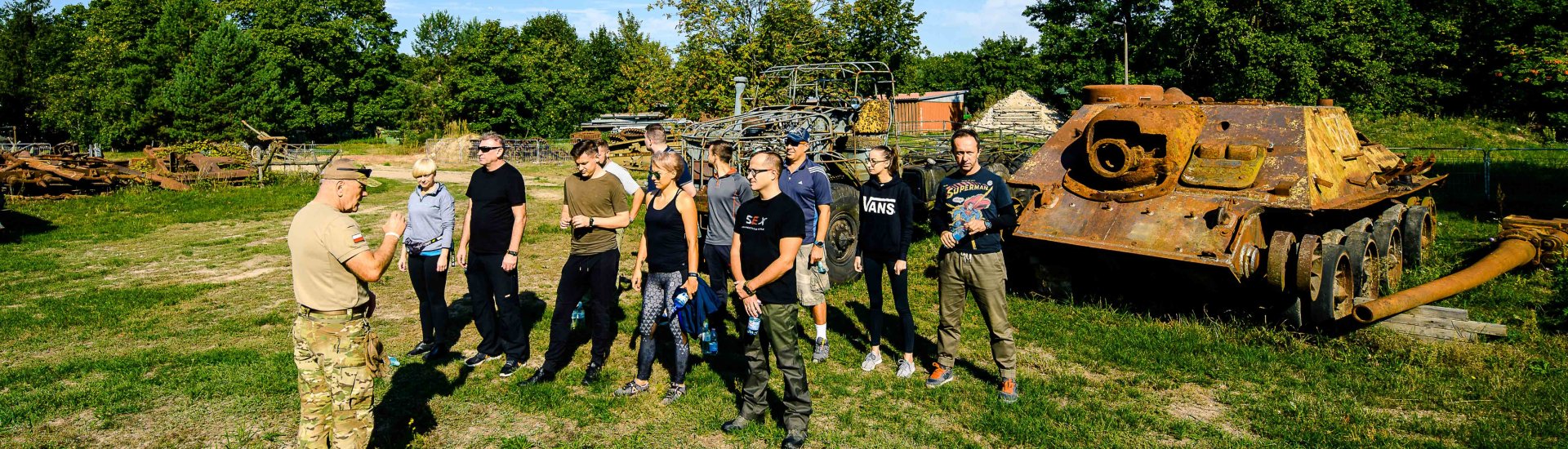 Dzień z Mistrzem – Ogień z ppłk. Krzysztofem Przepiórką: przemówienie motywacyjne do uczestników eventu Piąty Żywioł na tle historycznego czołgu